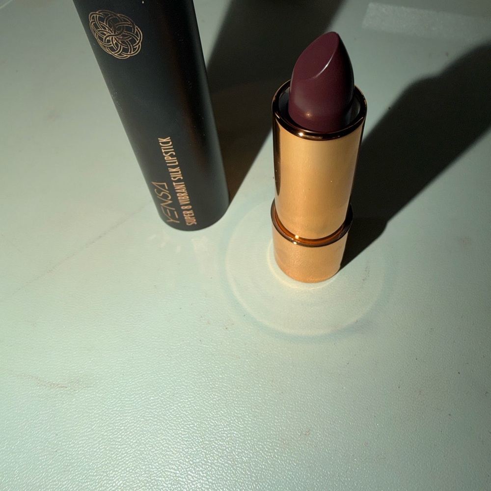 YENSA Super 8 Vibrant Silk Lipstick - shade captivate brand new with box